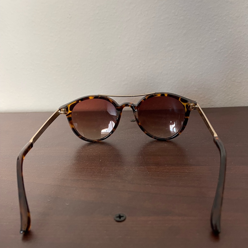 Tortoise Shell Round Sunglasses - Picture 4 of 4
